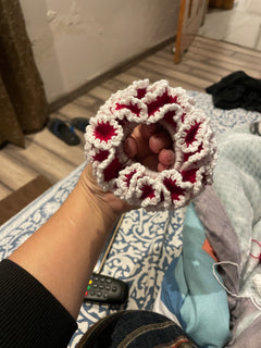 Red white carnation scrunchie thumbnail 1